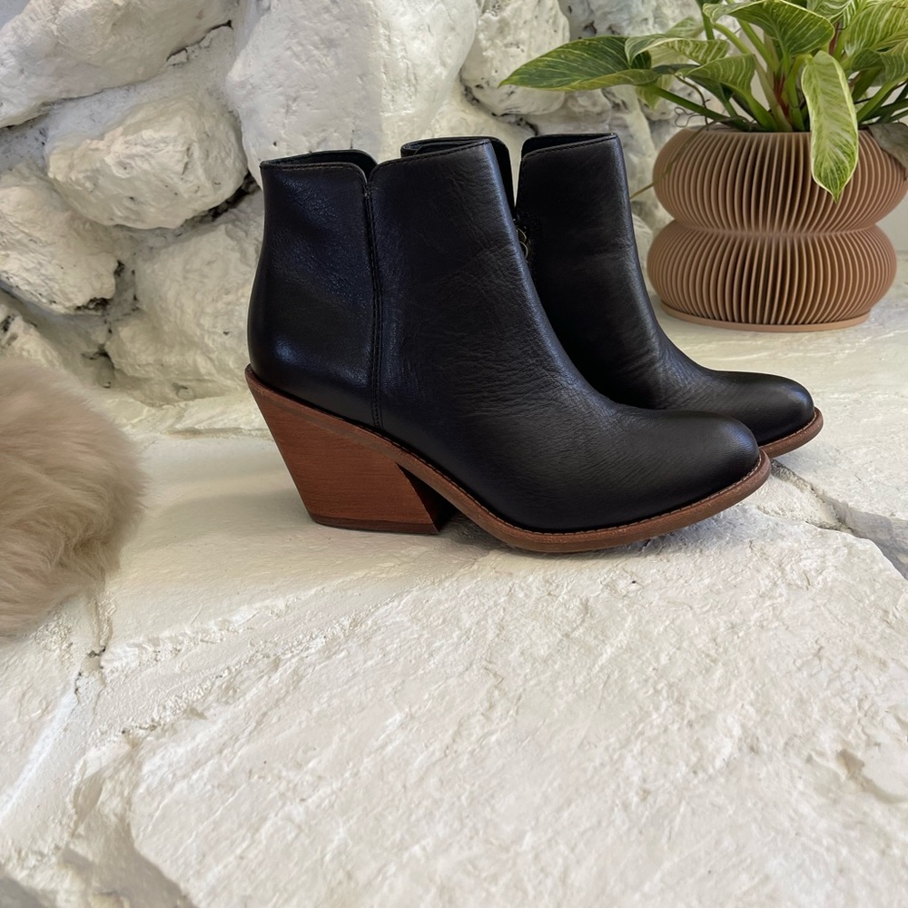 Black leather bootie